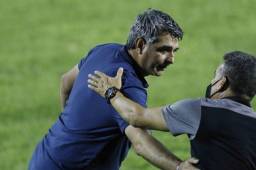 Los entrenadores Diego Vázquez del Motagua y Emilson Soto del Real España, se saludan durante el compromiso que se jugó en el estadio Morazán. Fotos N. Romero