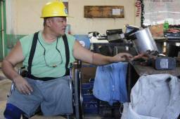 Don Arnold trata de llevar una vida normal tras ver truncado su sueño de futbolistas tras perder las dos piernas.