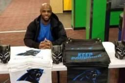 Mike Adams, jugador de las Panteras de Carolina fue uno de los que regaló entradas para la película.