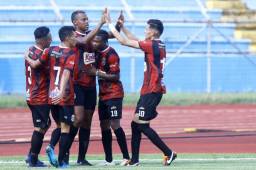 El Lone FC que ahora juega de local en San Pedro Sula, se impuso sobre Parrillas One en el Olímpico y lidera el grupo E. Fotos | Neptalí Romero