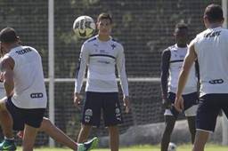 Alberth Elis entrenando este viernes en El Barrial junto a sus compañeros pese a no ser tomando en cuenta por Mohamed.