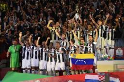 Los jugadores de la Juventus celebrando el primer título de la temporada.