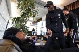 En una concentración del PSG, Mbappé fue captado consultando el calendario del Barcelona.