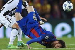 Momento en que Lionel Messi sufre su espantosa caída en la disputa por el balón.