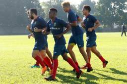 El juvenil Mariano Álvarez entrenando con el equipo de primera del Real España. Foto Neptalí Romero