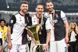 Barzagli y Bonucci junto a Chiellini con el título de la Serie A.