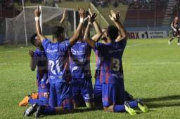 Los jugadores de la UPN celebran el gol de Ronald Montoya en La Ceiba.