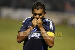 Amado Guevara besando el escudo de la camisa del Motagua.