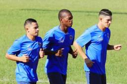 El jugador del Motagua, Omar Elvir, se entrena junto a sus compañeros, Feliz Crisanto (centro) y Héctor Castellanos (derecha). Foto Ronal Aceituno