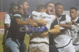 Los jugadores del Honduras Progreso celebraron por todo lo alto el gol del triunfo ante los Lobos de la UPNFM.