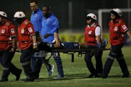 Momentos cuando el defensor y capitán del Motagua, Juan Pablo Montes, salía del campo en camilla tras sufrir una lesión muscular. Fotos Johny Magallanes