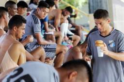 Jugadores del Honduras Progreso compartieron al final del entrenamiento una dona y un refresco de cola.