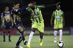 Marathón jugando contra Pumas en Ciudad Universitaria. En la acción Juan Carlos García Q.D.D.G. marcado por Israel Castro, capitán del cuadro mexicano.