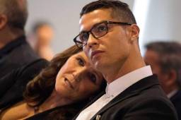 Cristiano Ronaldo junto a su madre abrirán un restaurante en Brasil.