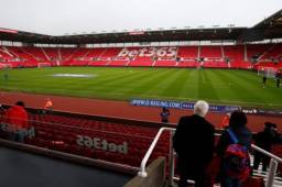 El partido en el Bet365 Stadium se retrasó una hora por apagón eléctrico.