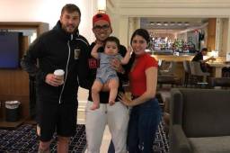 José Escalante, su esposa y su hijo posando junto al delantero francés del Tres Andre-Pierre Gignac.