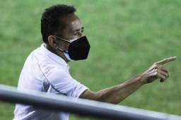 Jorge Ernesto Pineda, asistente técnico de Héctor Vargas en Marathón dando indicaciones en el clásico sampedrano. Foto DIEZ | Nepalí Romero