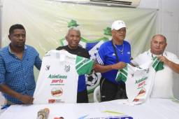El gerente del Platense, Edgar Álvarez, el técnico Héctor Castellón, el preparador de porteros Roy Posas y un directivo del equipo escualo. Fotos Moisés Valenzuela