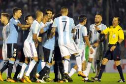 Los ánimos entre los argentinos y los uruguayos estuvieron encendidos. En una acción donde golpearon a Messi casi se van a los golpes. Foto AFP