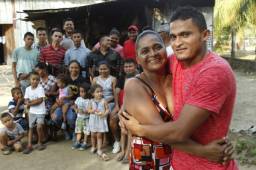 Doña Isabel junto a “Ñangui”, su madre es uno de los pilares en su vida. Foto: Neptali Romero.