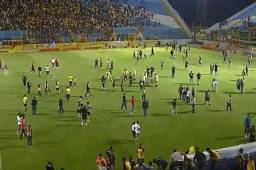 Bochornoso: Barra de Marathón ingresa al Morazán y aficionados de Real España responden con violencia; el clásico sampedrano se suspendió