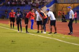 Said Martínez tuvo que ir a calmar a los técnicos. Foto Moisés Valenzuela.