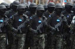 Los elementos de seguridad a disposición del gobierno tienen la orden de detener a las personas que violenten esta orden ejecutiva.