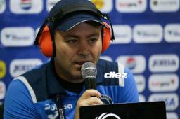 La razón por la que Javier López salió con unos audífonos a la conferencia de prensa: Yo formo parte del espectro autista