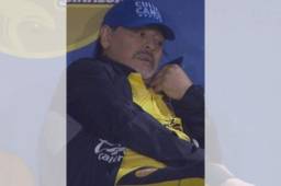 Diego Maradona fue captado utilizado su celular en pleno partido de Dorados.