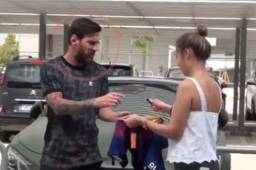 Messi firmando autógrafos antes de salis rumbo a Alemania.