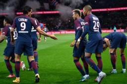 Cavani celebrando su anotación junto a Neymar y Mbappé.
