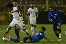 Weston McKennie intenta quitarse las marcas de salvadoreñoes. (Foto Yoseph Amaya)