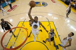 Kevin Durant junto a Curry lideraron la orquesta ofensiva de los Warriors en el primer juego de la serie sobre los San Antonio Spurs.