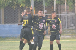 Carlos Discua llegó al Génesis San Lorenzo como la gran figura y este día anotó uno de los goles en el duelo ante el Juticalpa.