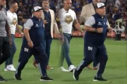 Maradona hizo la famosa ''gallinita'' cuando finalizó el primero tiempo entre Boca y Gimnasia en La Bombonera.