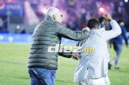 El entrenador del Olimpia, Manuel Keosseián, cuando agredía al animador de la final, Robinson Montoya en el estadio Nacional. Foto DIEZ