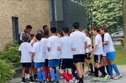 Los pequeños le demuestras su cariño al delantero hondureño que es figura en la presente temporada.