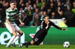 Lustig cometiendo una aparente falta a Neymar.