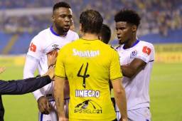 El defensor Maylor Núñez (der.) increpa junto a Yustin Arboleda, al defensor del Real España, Matías Soto durante el partido del fin de semana. Foto DIEZ