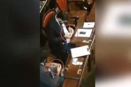 Momento que en los asesores intecambiaban figuritas del Panini en plena asamblea.