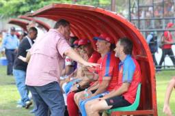 Elencoff fue a saludar al entrenador del Olimpia a la banca de suplentes.