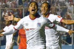 El atacante de los merengues de convirtió en el héroe de los leones en una fiesta pintada de blanco en el estadio Nacional.