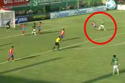 El penal que le hizo Carlos Sánchez a Damin Ramírez en el estadio Yankel Rosenthal.