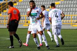 Liga Alajuelense derrotó 2-1 al Sporting en su regreso tras el parón por la pandemia de covid en Costa Rica.