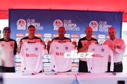 Eduardo Espinel y su cuerpo técnico fueron presentados de manera oficial ante los medios este lunes en el CAR. Foto Diez: Emilio Flores.