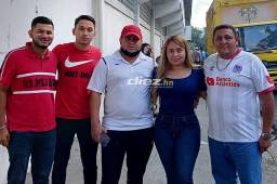 Carlos Campos, Alex Maldonado, Carlos Ely Lagos, Angie Maldonado y Don Bernardino cuando se apretaban a ingresar al estadio Morazán.