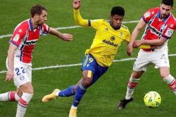 El delantero hondureño Choco Lozano es titular con el Cádiz que juega este lunes frente al Granada en el cierre de la jonada 17 de la Liga de España. Foto cortesía