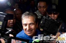 Jorge Luis Pinto fue recibido con cánticos por la afición panameña y no se molestó, por el contrario; se puso a saltar. Fotos Juan Salgado