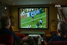 El inglés Gary Lineker y el alemán Jürgen Klinsmann quedaron maravillados con el gol de Maradona. Foto: FIFA