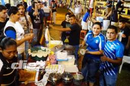 'Ñangui' Cardona vendió baleadas en el Humberto Micheletti junto a su esposa.